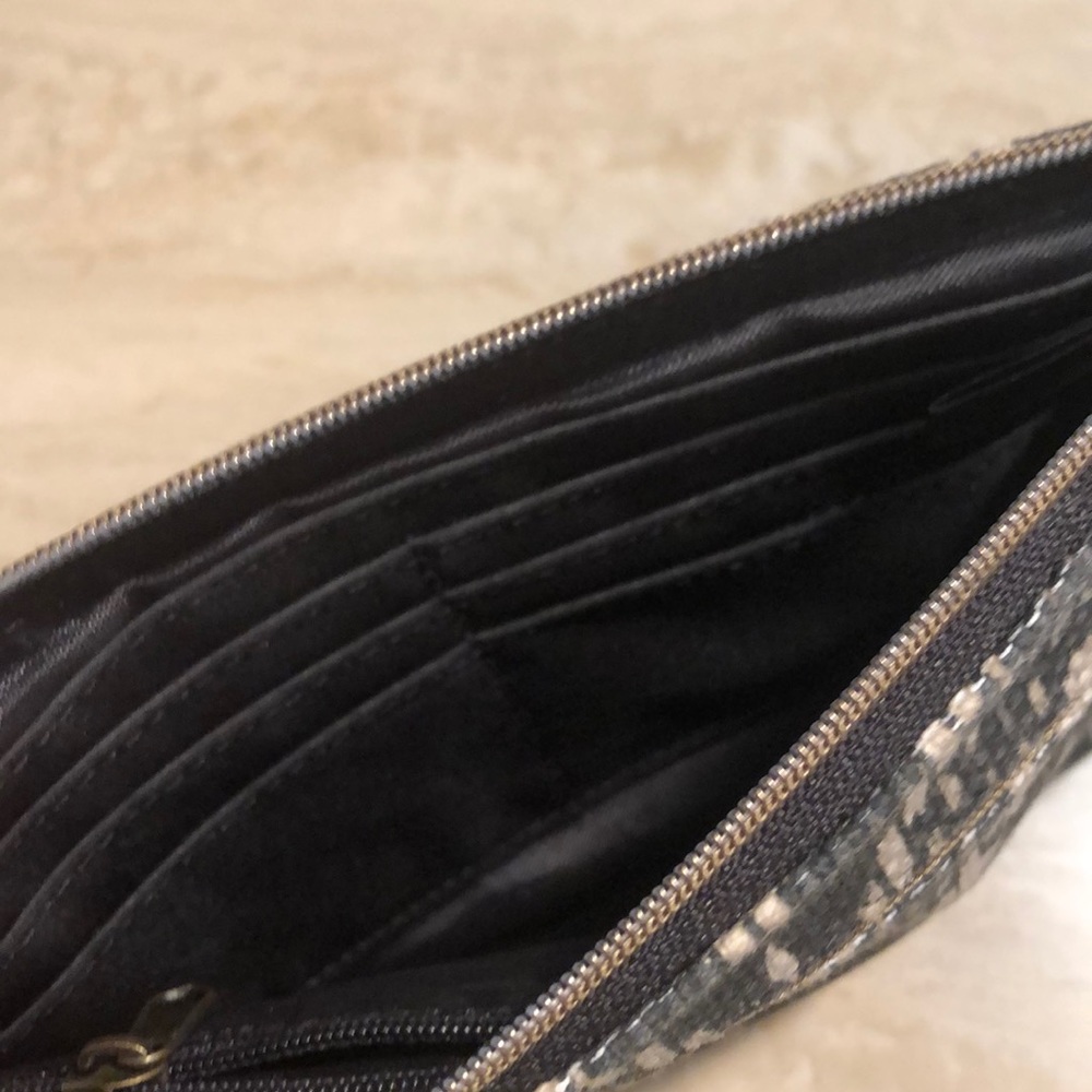 Wristlet black with cream. NWOT - Picture 3 of 3